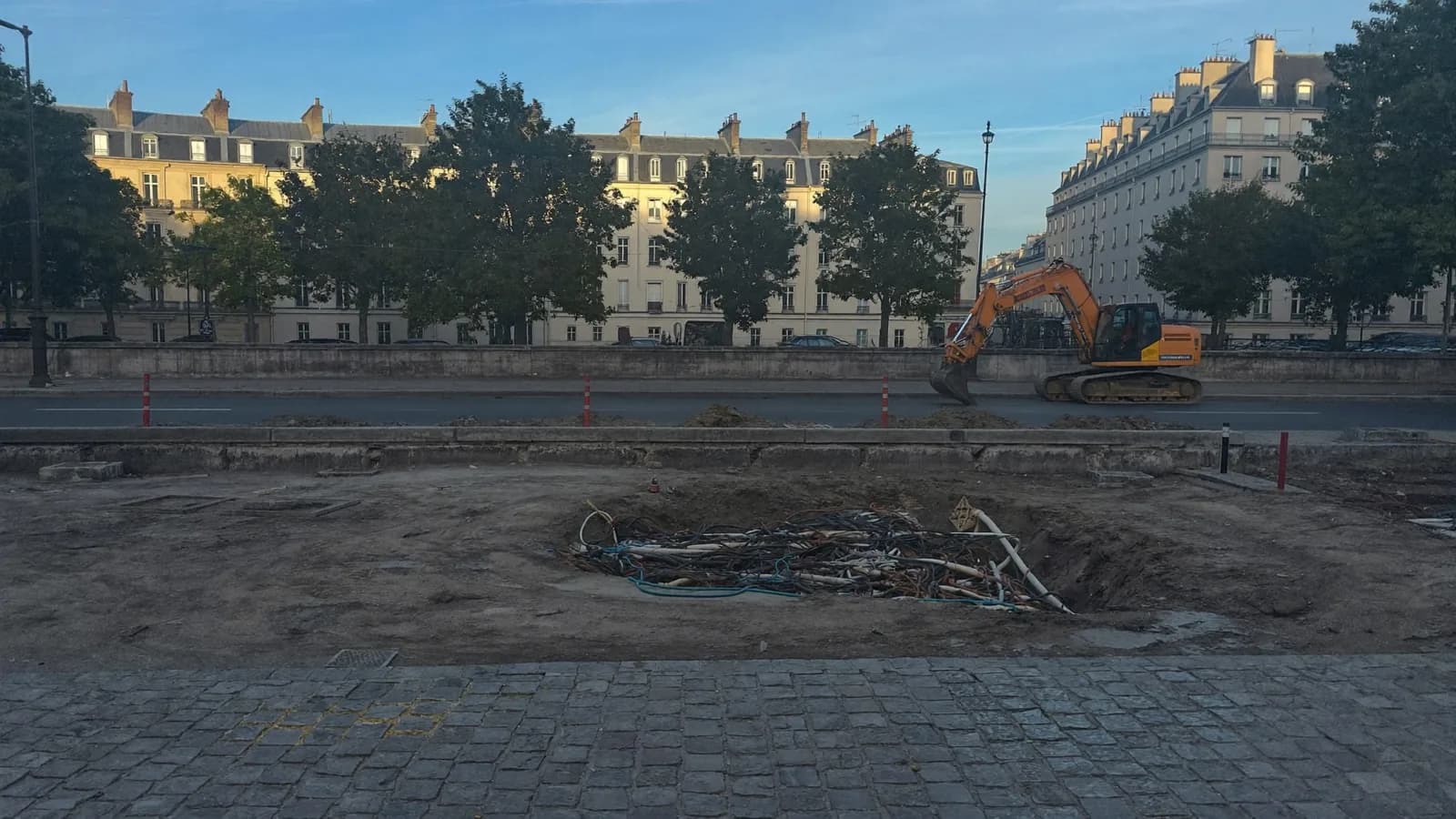 Un chantier de travaux publics dans Paris, une pelle mécanique au travail