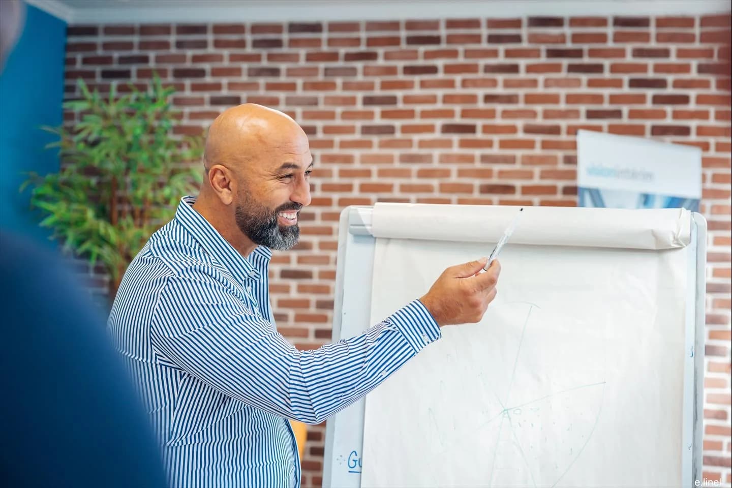 Mounir Bennabas, debout devant un tableau, anime une formation