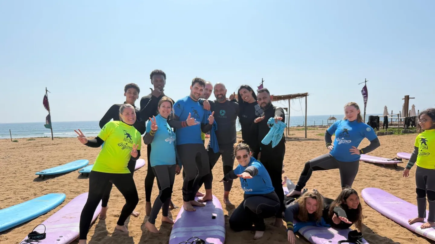 L'équipe sur la plage, planches de surf au sol